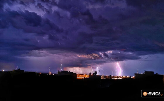 Ο Απαλός Αλεξανδρούπολης καθώς κεραυνοβολείται!