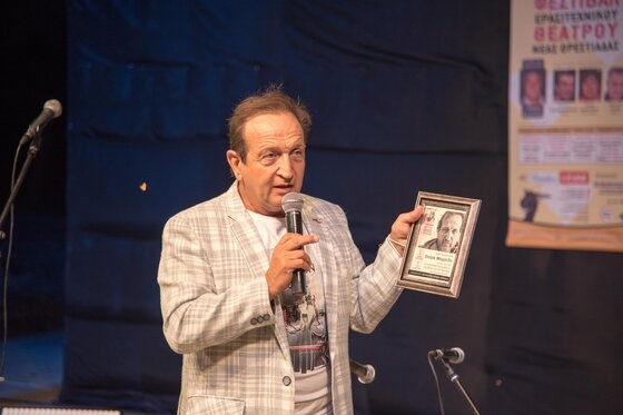 Ως τιμώμενο πρόσωπο βραβεύτηκε ο Σπύρος Μπιμπίλας για τη συνολική προσφορά του στο θέατρο!