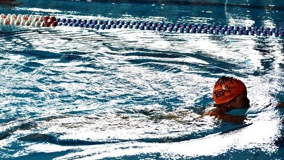 Πανικός προκλήθηκε στα παιδιά που βρισκόταν εντός του χώρου του κολυμβητηρίου.