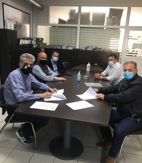 Ο δήμαρχος Ορεστιάδας κ.Βασίλης Μαυρίδης υπογράφει στα γραφεία της ΔΕΥΑ Ορεστιάδας τη σύμβαση που αφορά το αλλαγή του δίκτυου ύδρευσης στον Πύργο Ορεστιάδας.