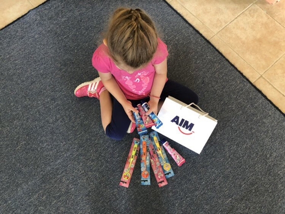 Μετά το τέλος της ενημέρωσης έδωσαν σε κάθε παιδί προϊόντα στοματικής υγιεινής, προσφορά της Εταιρίας AIM και της αλυσίδας Supermarkets “ΜΑΣΟΥΤΗΣ”.