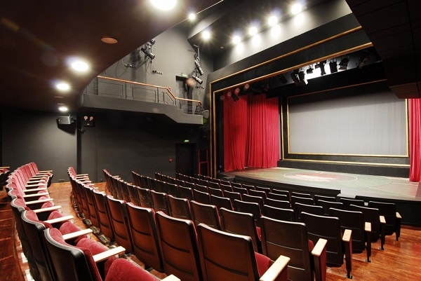 Eκφραστείτε μέσω του θεάτρου.