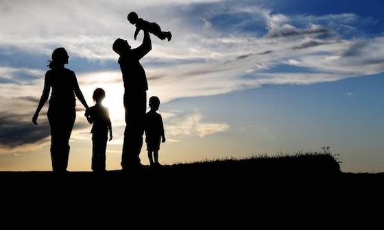 Προνόμια πολύτεκνων επεκτείνονται στους τρίτεκνους για το δημογραφικό πρόβλημα - Τι αφορούν