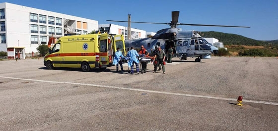 Στιγμιότυπο από την αεροδιακομιδή του με ελικόπτερο super puma από το Κέντρο Υγείας της Σαμοθράκης στο ΠΓΝΑ