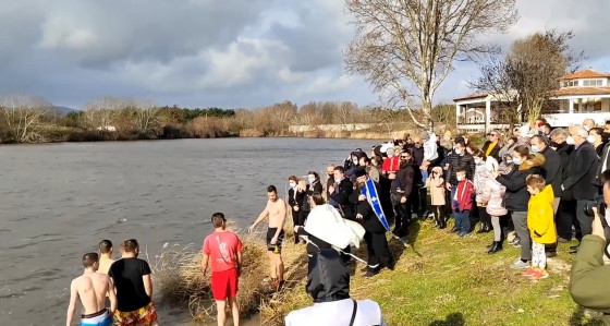 Στιγμιότυπο από την ρίψη του Τίμιου Σταυρού στη Λίμνη του Τυχερού.